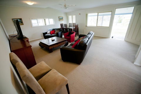 Ngaalgan - Accommodation Redcliffe 6