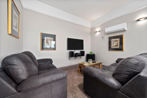 Bakers Retreat - Accommodation Redcliffe 2