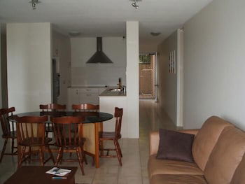 King's Row Holiday Apartments - Accommodation Redcliffe 2