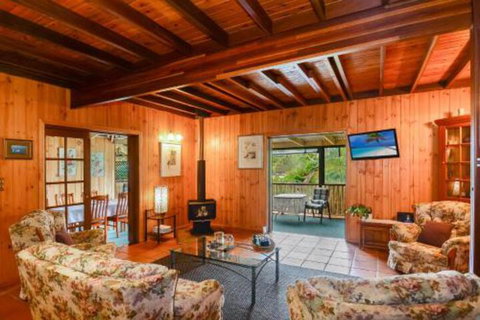 Peppertree Cottage - Accommodation Redcliffe 3