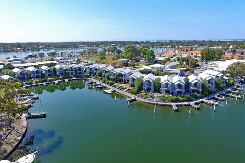Captains Cove Resort - Accommodation Redcliffe 1