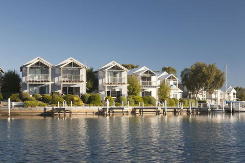 Captains Cove Resort - Accommodation Redcliffe 2