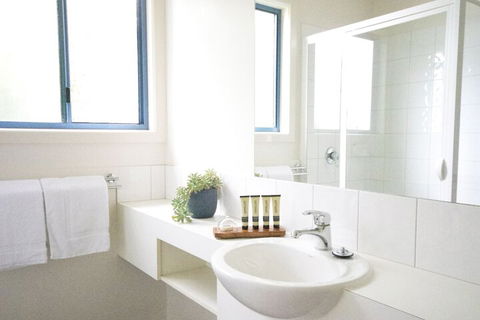 Captains Cove Resort - Accommodation Redcliffe 6