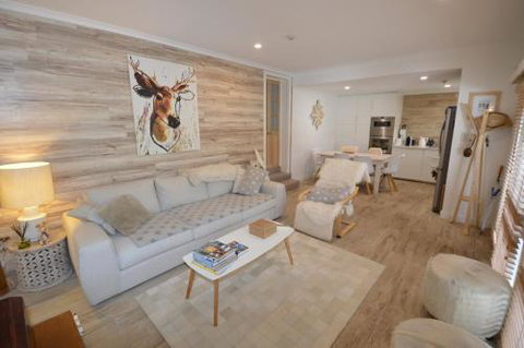 Karas 10 - Accommodation Redcliffe 2