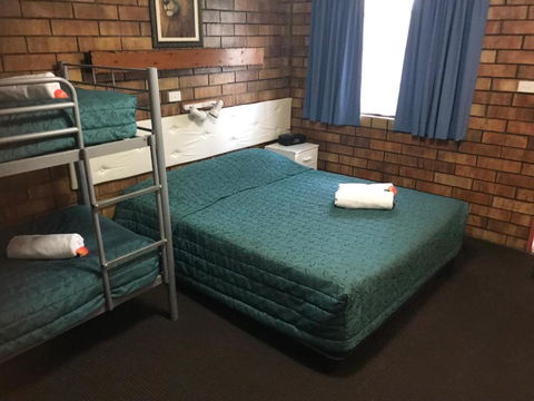 Miles Outback Motel - Accommodation Redcliffe 2