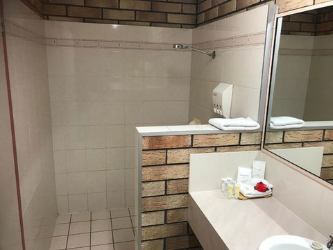 Miles Outback Motel - Accommodation Redcliffe 1