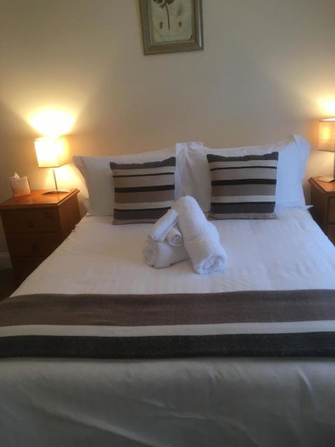 House On The Hill Bed & Breakfast - Accommodation Redcliffe 2