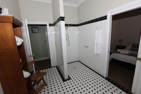 House On The Hill Bed & Breakfast - Accommodation Redcliffe 5