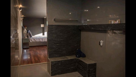 Mudstone Spa Retreat - Accommodation Redcliffe 2