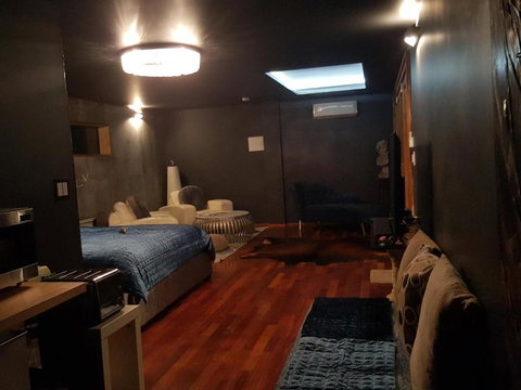 Mudstone Spa Retreat - Accommodation Redcliffe 4