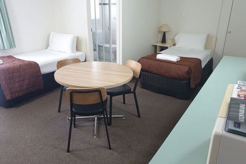 Earls Court Motor Inn - Accommodation Redcliffe 3