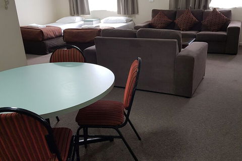 Earls Court Motor Inn - Accommodation Redcliffe 1