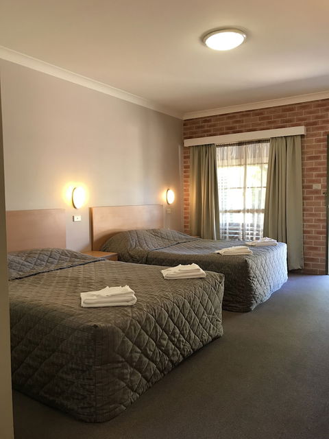 Country Gardens Motor Inn - Accommodation Redcliffe 2