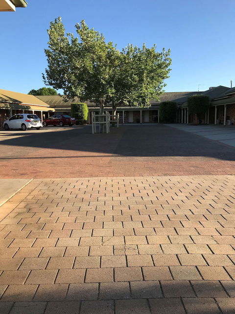 Country Gardens Motor Inn - Accommodation Redcliffe 0