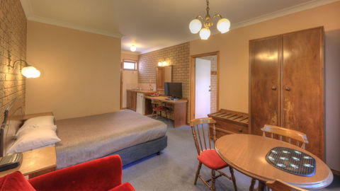 Barrass's John Bright Motor Inn - Accommodation Redcliffe 3