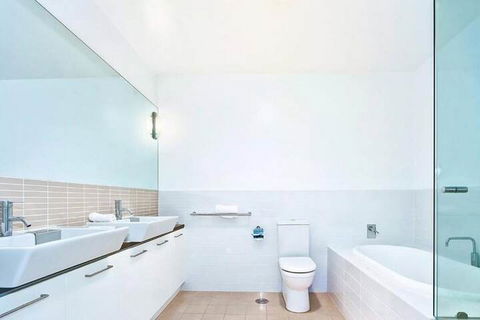Breeze Beachfront Apartments - Accommodation Redcliffe 3