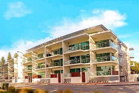 Breeze Beachfront Apartments - Accommodation Redcliffe 1