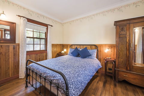 Ilkley Cottages - Accommodation Redcliffe 2