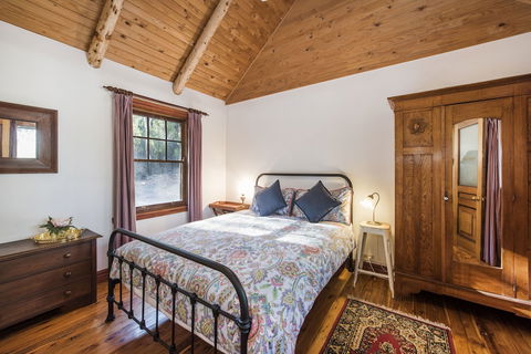 Ilkley Cottages - Accommodation Redcliffe 1
