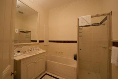 Cobb & Co House - Accommodation Redcliffe 3