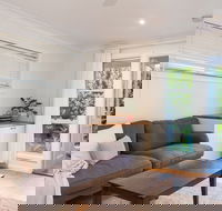 Surf Side Retreat - Accommodation Redcliffe