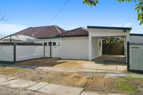 Benson House & Benson Lodge - Accommodation Redcliffe 1