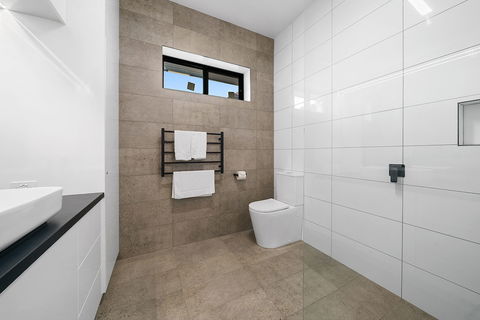 Benson House & Benson Lodge - Accommodation Redcliffe 2