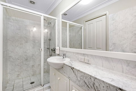 ULTIQA Rothbury Hotel - Accommodation Redcliffe 5