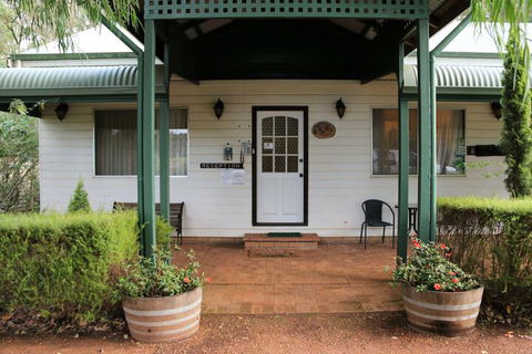 Treenbrook Cottages - Accommodation Redcliffe 4
