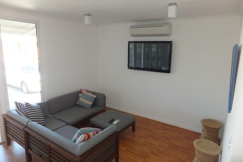 Lil House - Accommodation Redcliffe 1