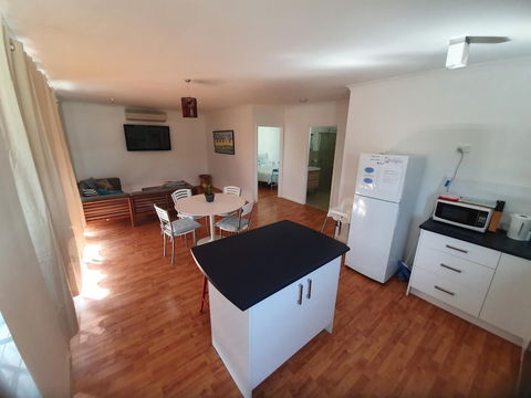 Lil House - Accommodation Redcliffe 6