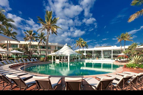 Oasis Pool Bar - Accommodation Redcliffe 0