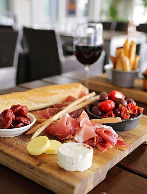 Tradewinds Bar & Bistro - Accommodation Redcliffe 2