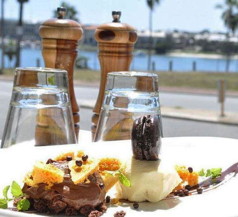 Tradewinds Bar & Bistro - Accommodation Redcliffe 4