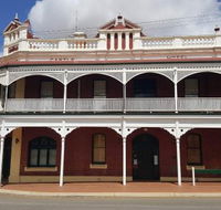 Castle Hotel Bistro - Accommodation Redcliffe