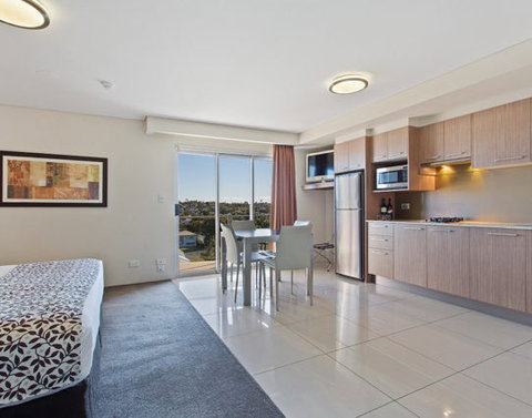 CBD Executive Apartments - Accommodation Redcliffe 8