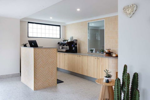 Hotel Hacienda - Accommodation Redcliffe 1