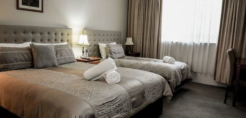 Cotswold Gardens - Accommodation Redcliffe 2