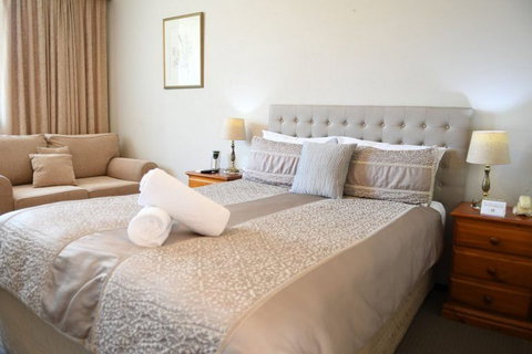 Cotswold Gardens - Accommodation Redcliffe 3