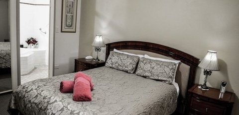 Cotswold Gardens - Accommodation Redcliffe 8