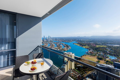 Meriton Suites Southport - Accommodation Redcliffe 2