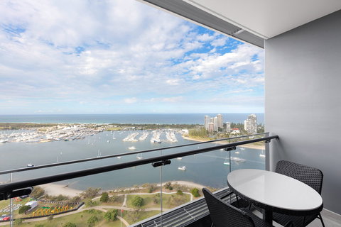 Meriton Suites Southport - Accommodation Redcliffe 7