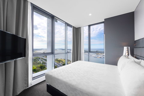 Meriton Suites Southport - Accommodation Redcliffe 9