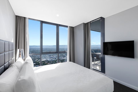 Meriton Suites Southport - Accommodation Redcliffe 11