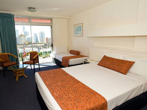 Islander Resort Hotel - Accommodation Redcliffe 2
