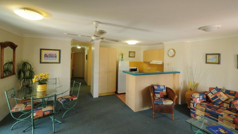 Aruba Beach Resort - Accommodation Redcliffe 1