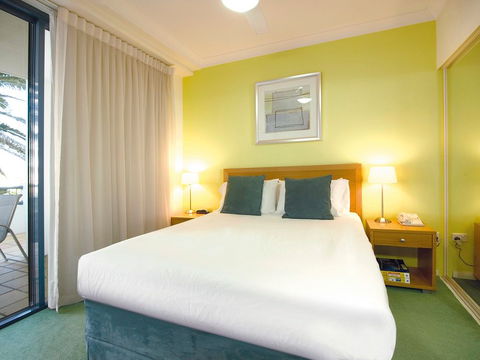 Oaks Calypso Plaza Resort - Accommodation Redcliffe 2