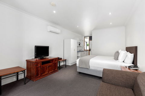 Commodore On The Park - Accommodation Redcliffe 2