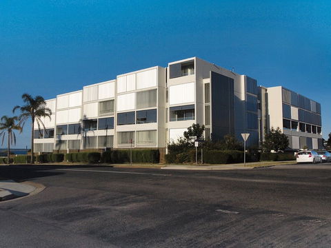 Oaks Lure - Accommodation Redcliffe 0