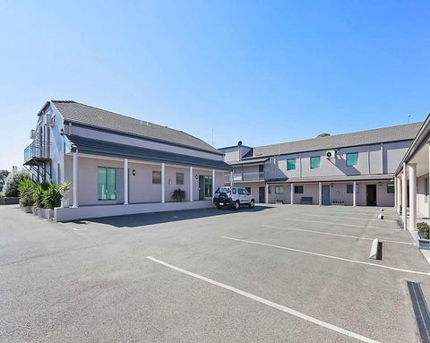 Quality Inn & Suites Menzies - Accommodation Redcliffe 2